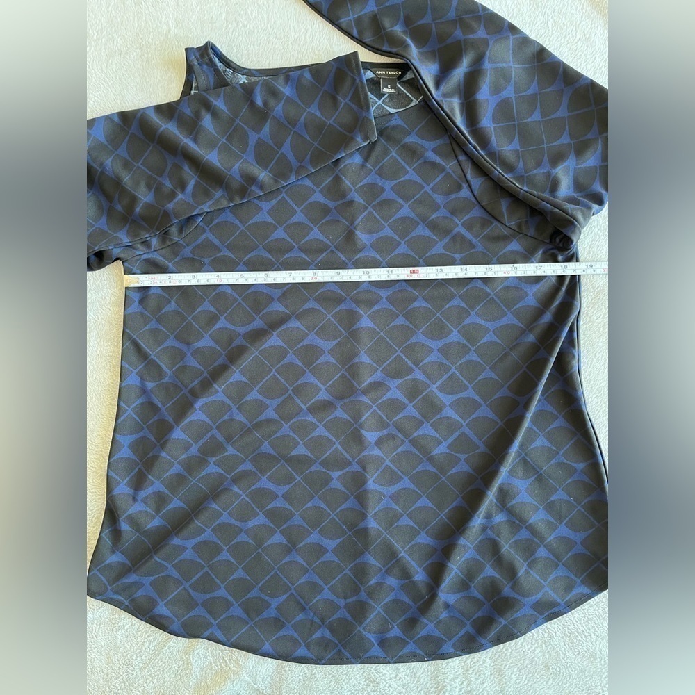 Ann TAYLOR Scalloped Cold Shoulder Blouses Black Blue Size S - Picture 5 of 8